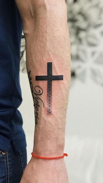 tatuagem crista masculina cruz no braco