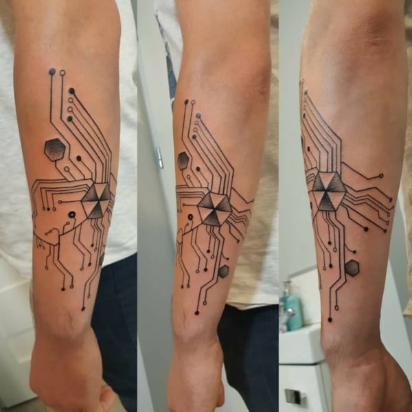 tatuagem cyberpunk circuitos