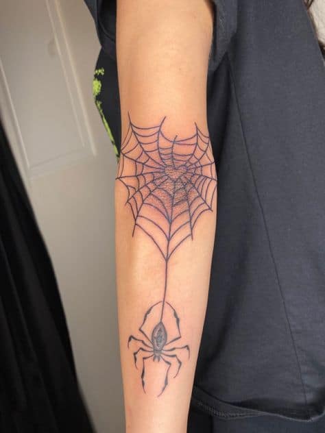 tatuagem de aranha com coracao