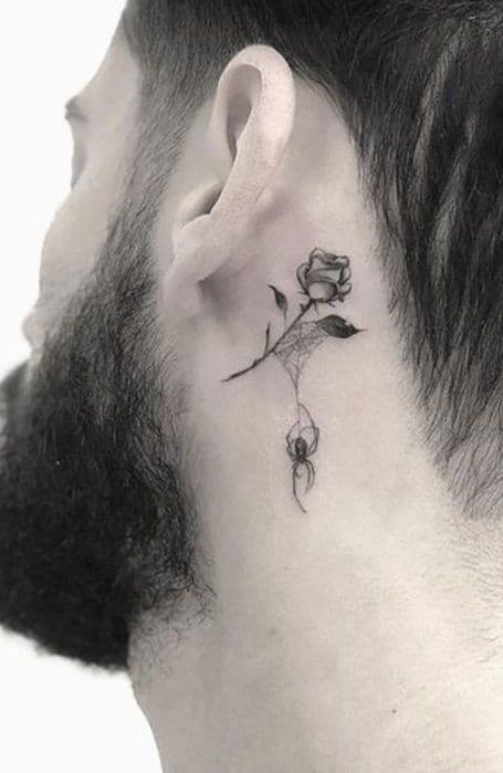 tatuagem de aranha com flor