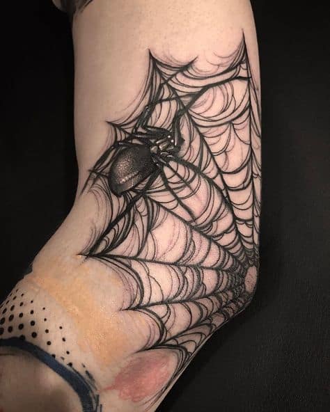 tatuagem de aranha com teia no braco