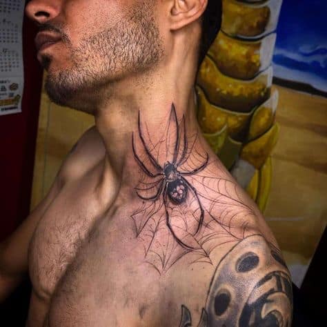 tatuagem de aranha com teia no pescoco