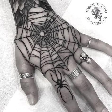 tatuagem de aranha com teia