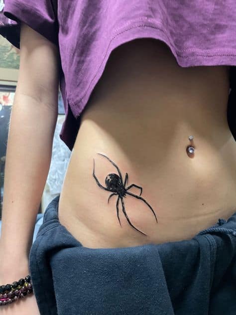 tatuagem de aranha em cintura feminina