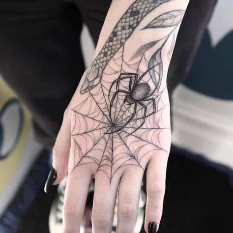 tatuagem de aranha feminina