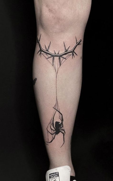 tatuagem de aranha na perna