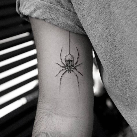 tatuagem de aranha pequena com caveira
