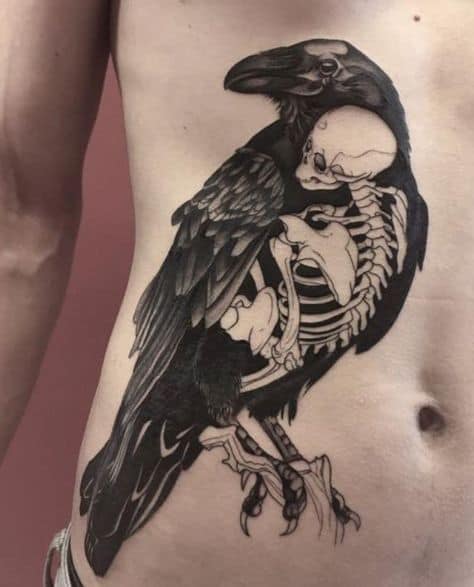 tatuagem de corvo barriga