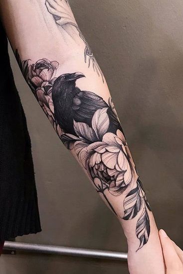 tatuagem de corvo com flor