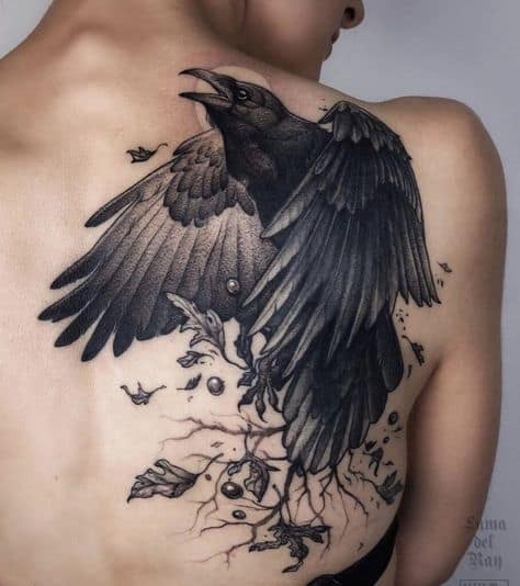 tatuagem de corvo costas