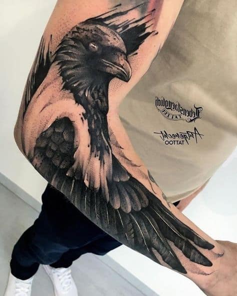 tatuagem de corvo em braco