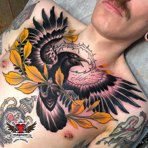 tatuagem de corvo grande no peito