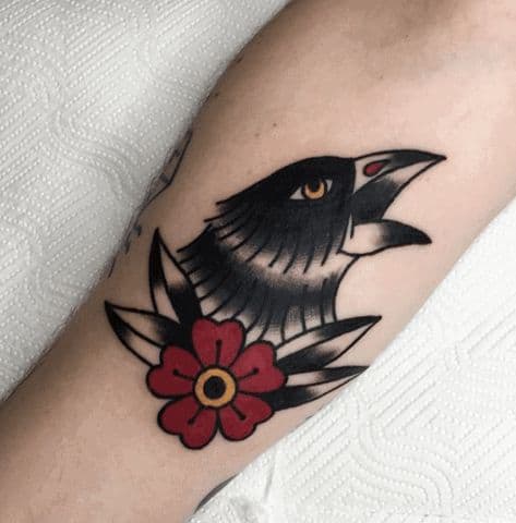 tatuagem de corvo linda old school