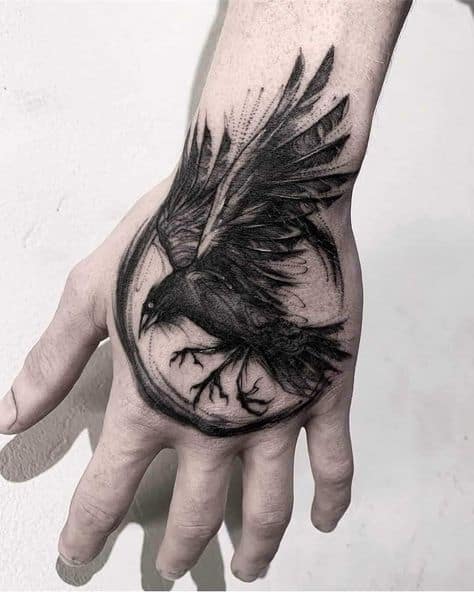 tatuagem de corvo mao