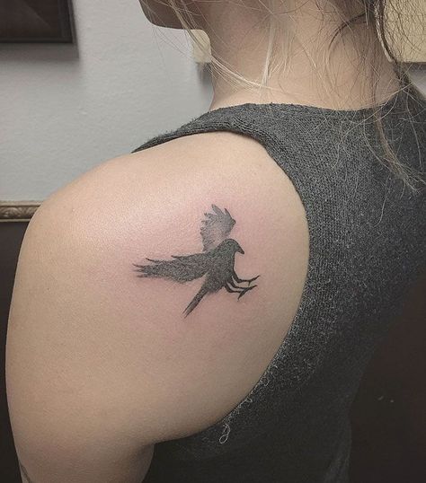 tatuagem de corvo mulher costas