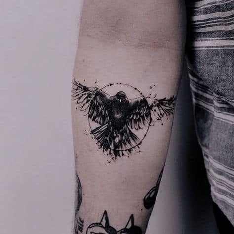 tatuagem de corvo no braco
