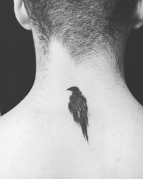 tatuagem de corvo no pescoco