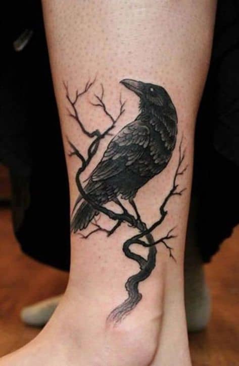 tatuagem de corvo perna