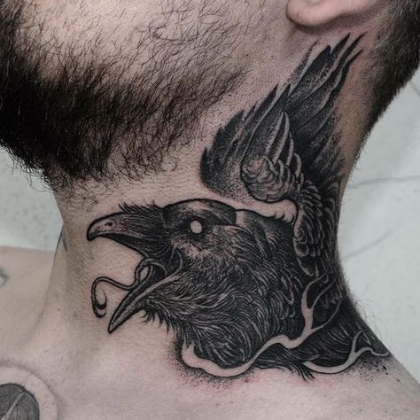 tatuagem de corvo pescoco