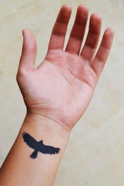 tatuagem de corvo pulso