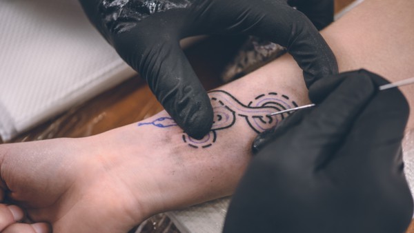 Handpoke Tattoo – O que é? + 30 tatuagens incríveis!