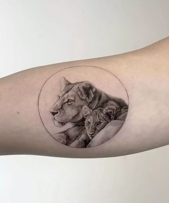 10 tattoo delicada de leoa com filhote Pinterest