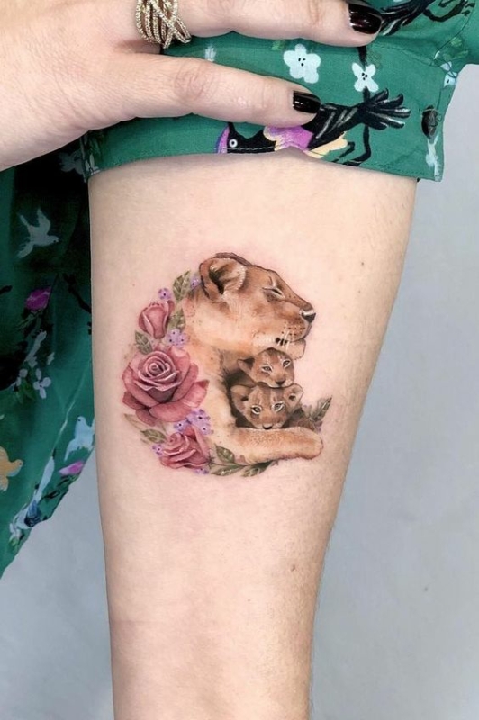 11 tattoo colorida de leoa com 2 filhotes Pinterest