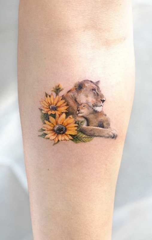 12 tatuagem colorida de leoa com filhote e girassois Pinterest