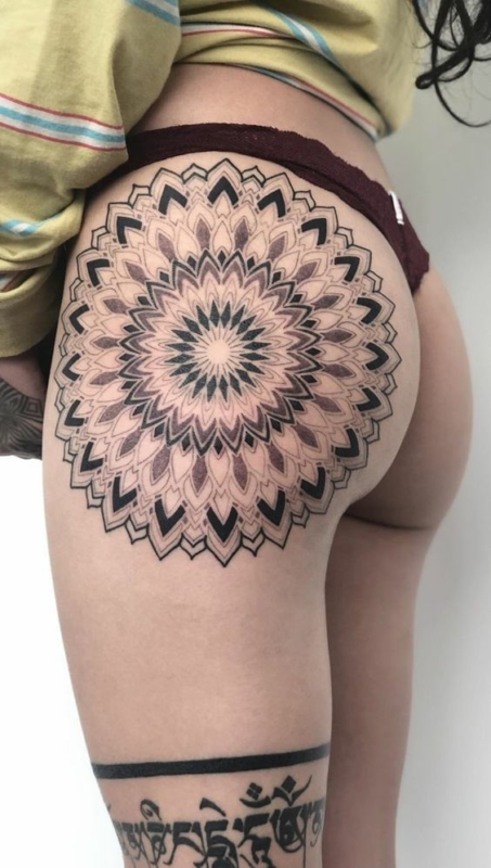 12 tatuagem grande de mandala no bumbum Pinterest