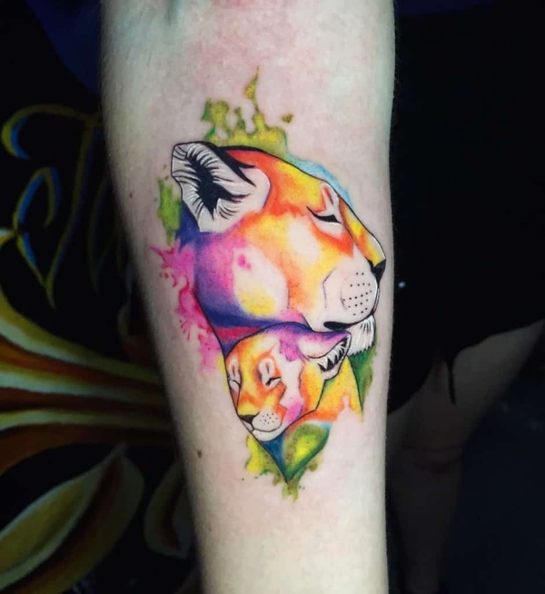 14 tatuagem colorida no braco de leoa e filhote Next Luxury
