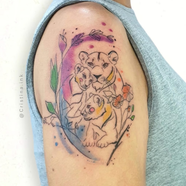 15 tatuagem colorida e delicada de leoa com filhotes @cristina ink