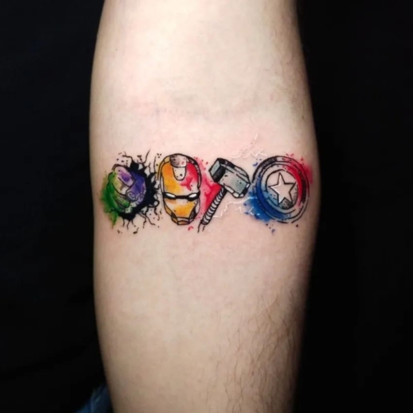 15 tatuagem pequena e colorida Vingadores @cesartattoo jc