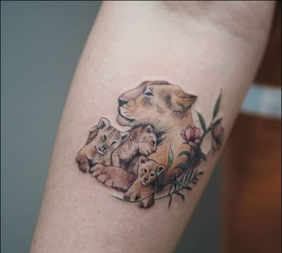 16 tattoo colorida e delicada de leoa Pinterest