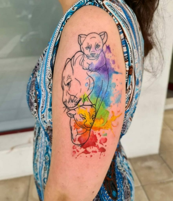 17 tatuagem grande e colorida de leoa com filhotes Outsons
