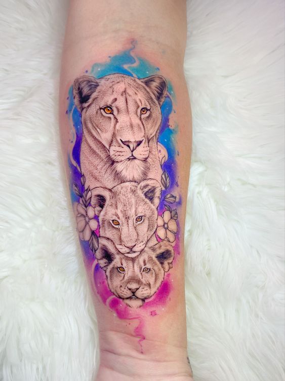 18 tattoo leoa e filhotes colorida Pinterest