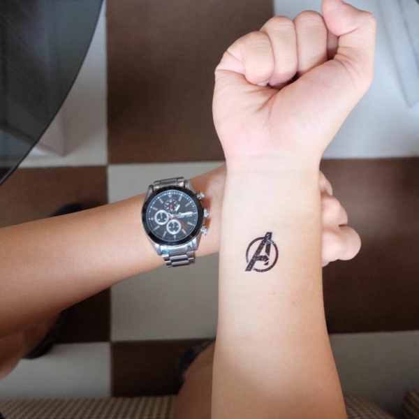 18 tatuagem pequena Avengers Tattoo Designs for Women