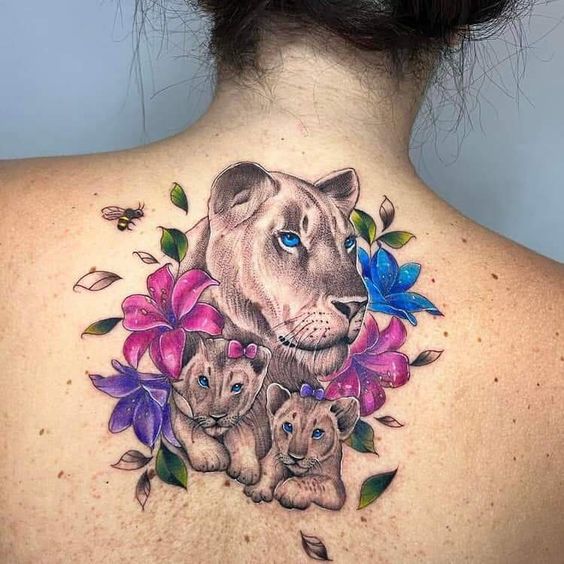 19 tatuagem colorida nas costas de leoa com filhotes Pinterest