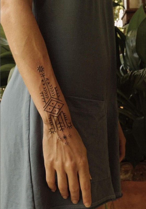 19 tatuagem feminina handpoke @zhiva mara handpoke