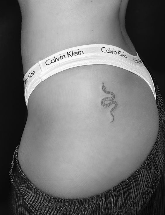 2 tatuagem de cobra na bunda Pinterest