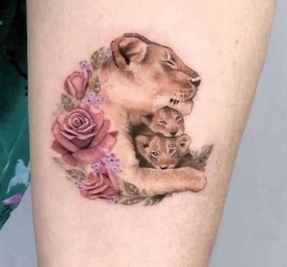 20 tatuagem delicada e colorida de leoa com filhotes Pinterest