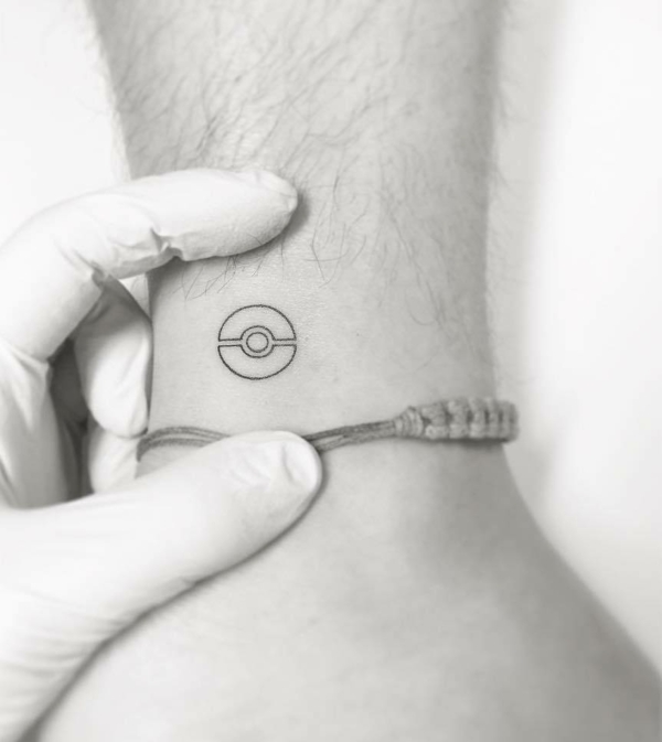 21 tatuagem minimalista Pokebola Tattoofilter