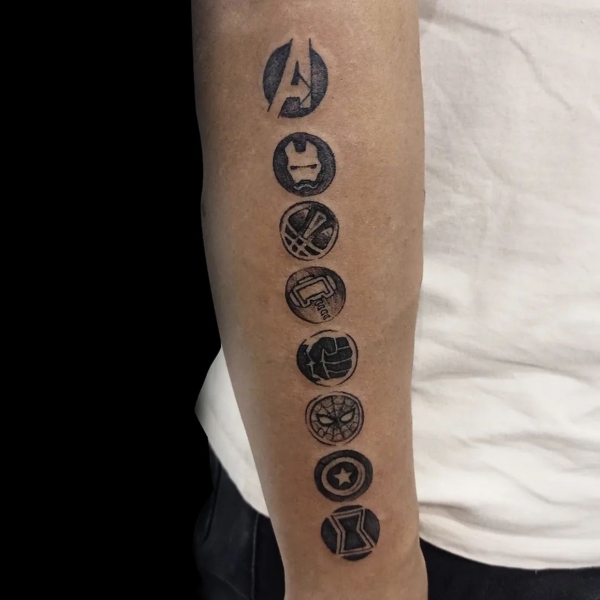 22 tatuagem simbolos Vingadores no braco @emily tattooist
