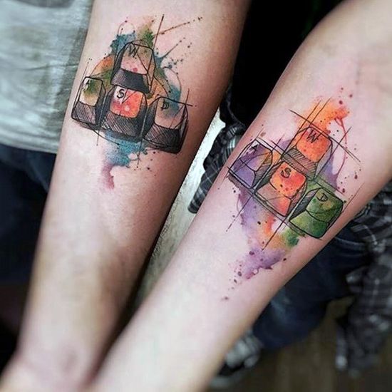 23 tatuagem colorida gamer casal Pinterest