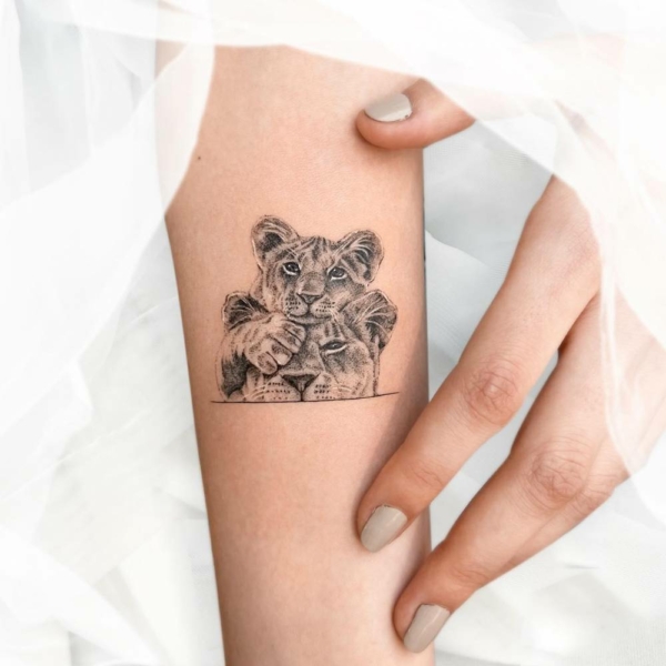 23 tatuagem pequena leoa e filhote Tattoofilter