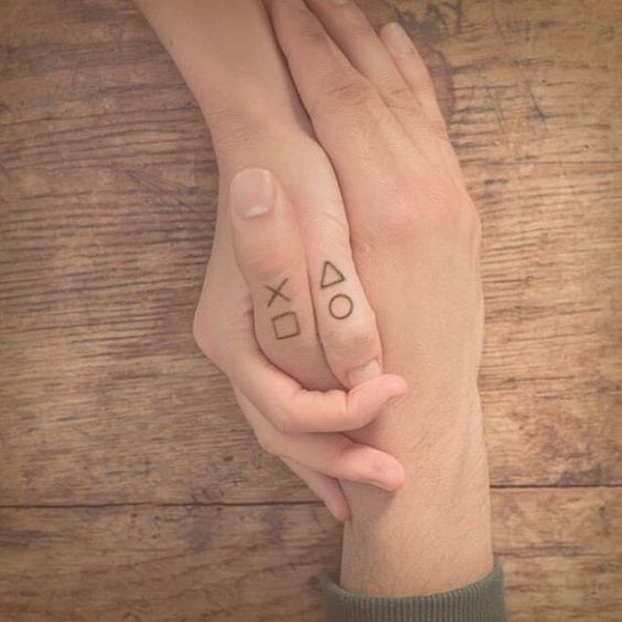 24 tatuagem minimalista gamer para casal Pinterest