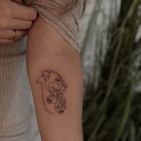 26 tatuagem pequena e moderna de leoa com filhote Pinterest