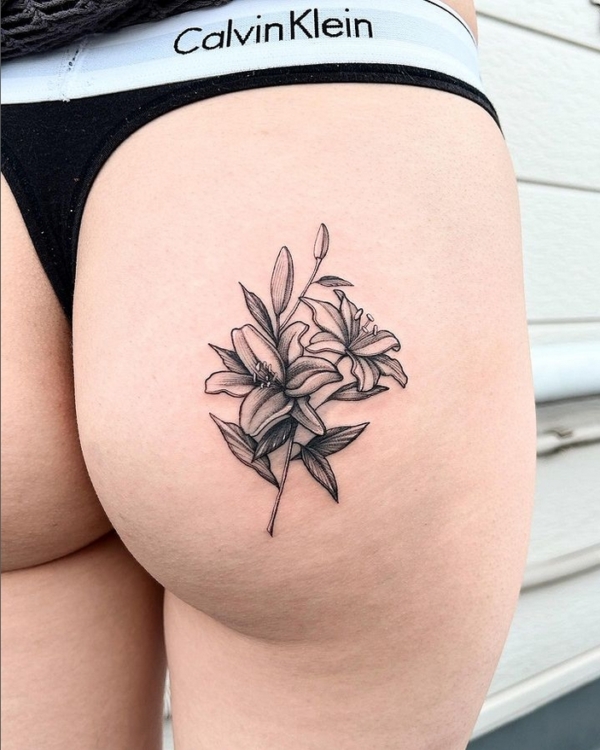 27 tattoo delicada de flor no bumbum @howyoubeen