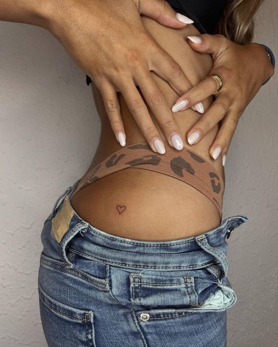 28 tattoo pequena e delicada na bunda Pinterest