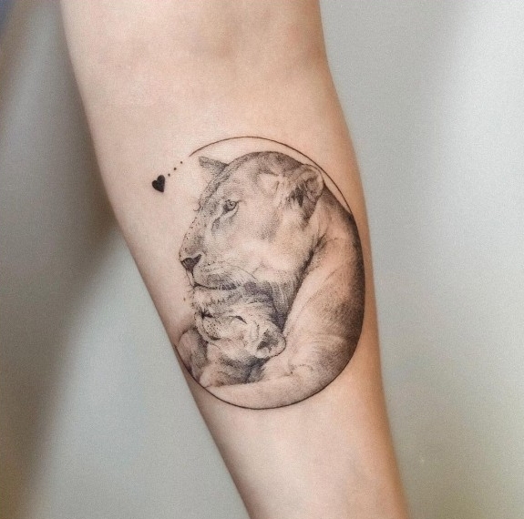 28 tatuagem de leoa e filhote no braco Pinterest