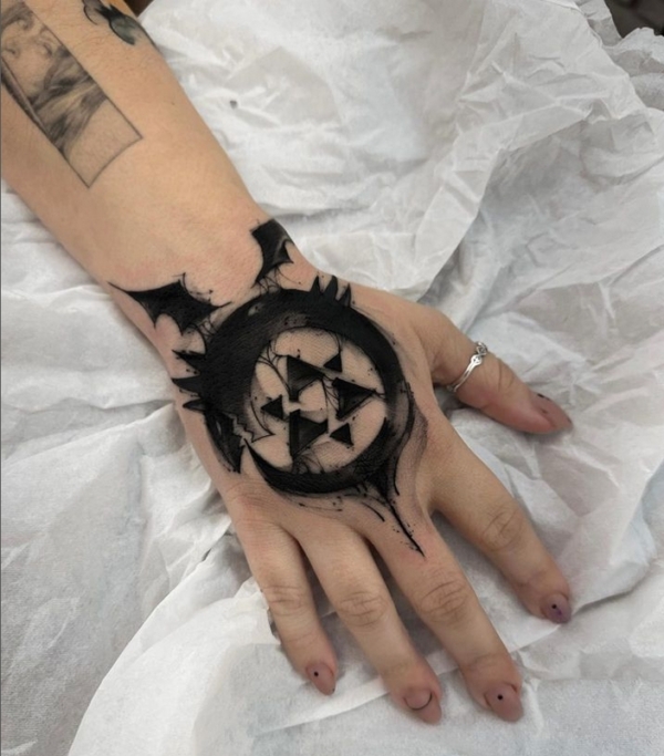 29 tattoo ourobolos na mao Fullmetal Alchemist @vitoortattoo